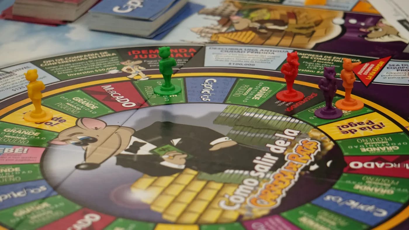 Fichas de colores sobre el tablero CASHFLOW