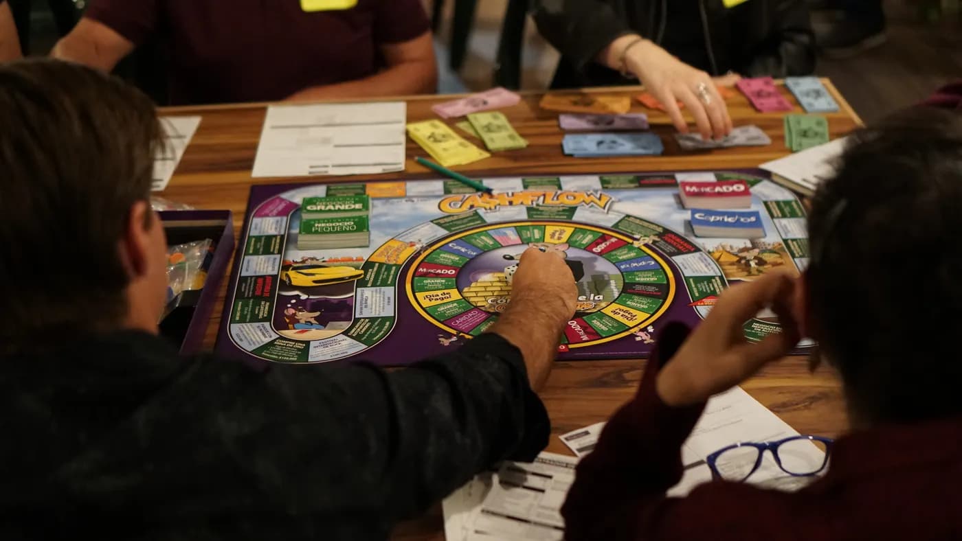 Grupo reunido alrededor de la mesa de juego