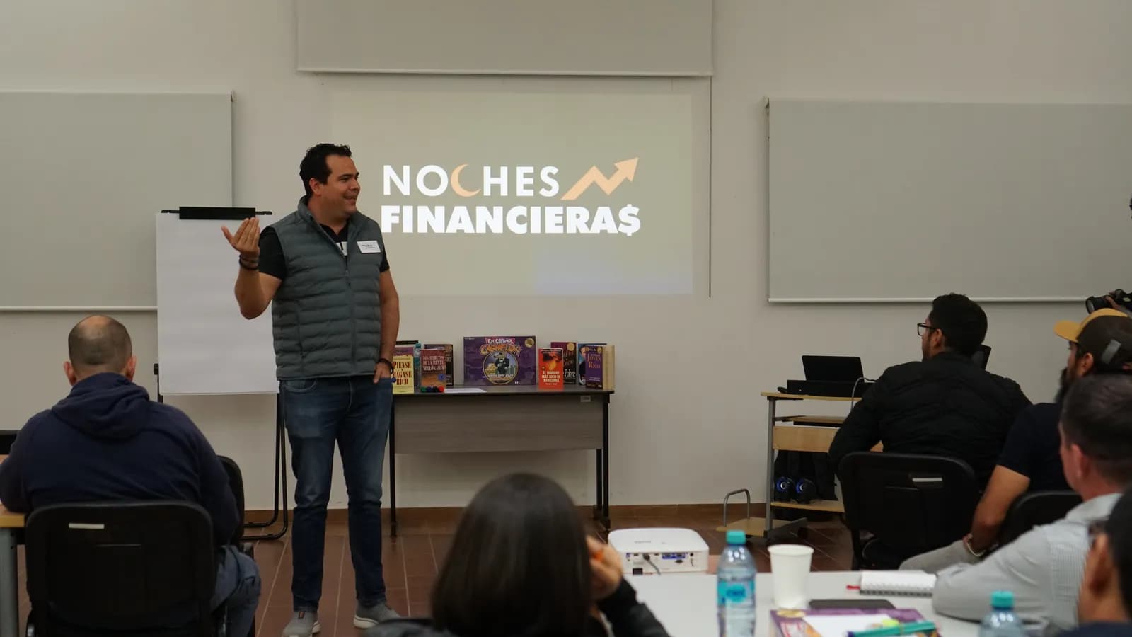 Facilitador presentando una Noche Financiera con el logo de la marca